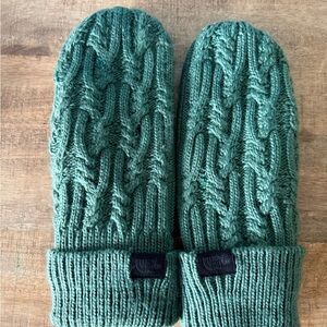 NWOT North Face Green Cable Knit Mittens